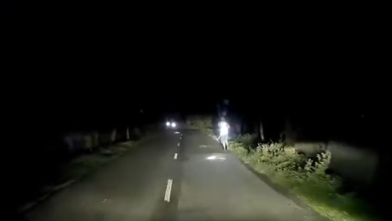 উল্টোপথে মাইক্রোবাস ঘুরিয়ে ডাকাতির কবল থেকে যাত্রীদের বাঁচালেন চালক
