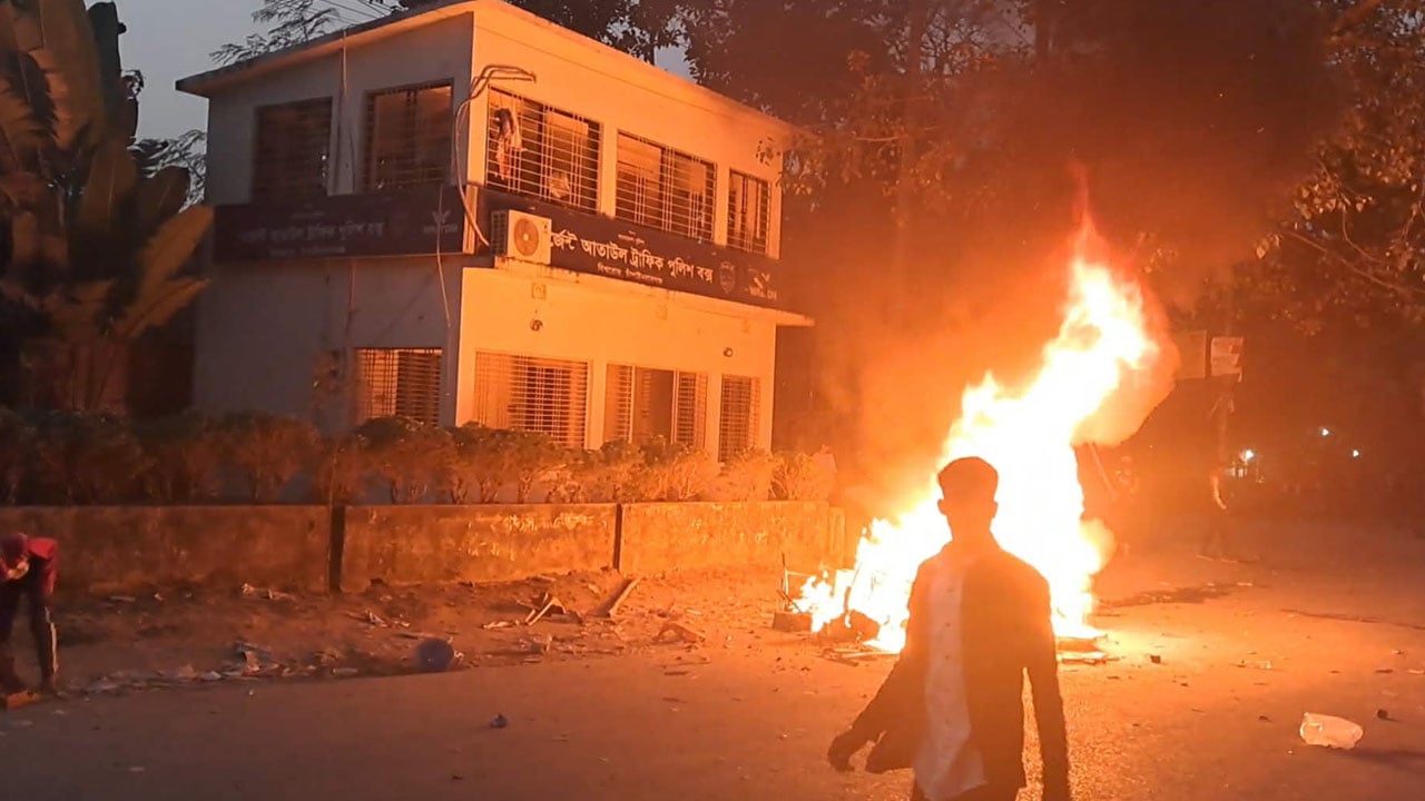 চাঁপাইনবাবগঞ্জে সড়ক দুর্ঘটনার দুই তরুণের মৃত্যু, পুলিশ বক্সে ভাঙচুর