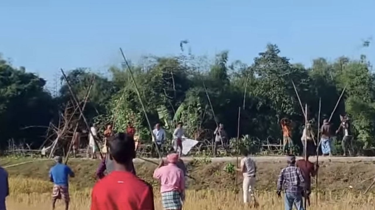 ছেলেকে অপমান করায় দুই গ্রামের সংঘর্ষে আহত ৩৫