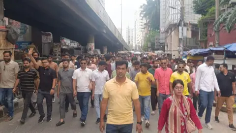 আ.লীগের পরিকল্পিত সন্ত্রাসের প্রতিবাদে মগবাজারে ছাত্রদলের মিছিল
