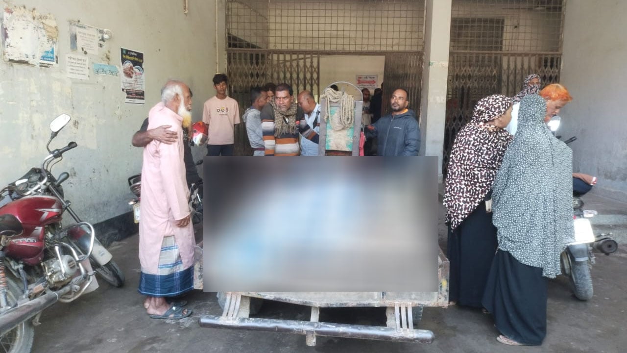 স্বামীর মোটরসাইকেল থেকে ছিটকে পড়ে স্ত্রীর মৃত্যু