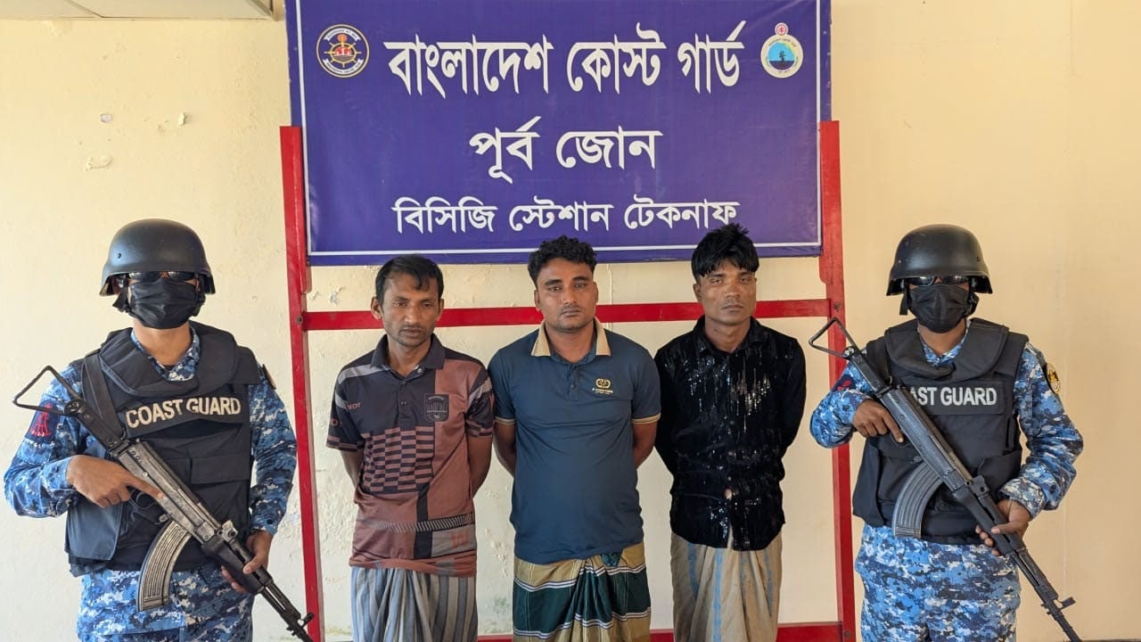 গহীন পাহাড় থেকে অস্ত্রসহ ৩ পাচারকারী আটক