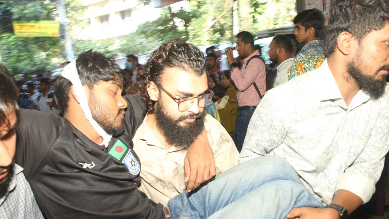 চবিতে ভয়াবহ সংঘর্ষ: আহত ২০০ শিক্ষার্থী, আইসিইউতে ২
