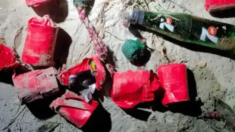পুরাতন বাণিজ্যমেলা মাঠে বিপুল পরিমাণ ককটেল, ঘিরে রেখেছে এসআরবি 