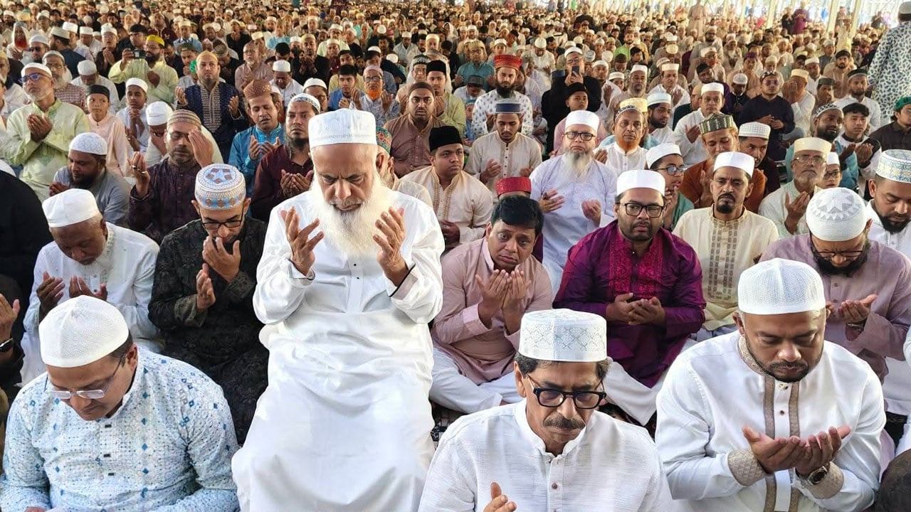 মুসলিম উম্মাহর শান্তি কামনায় কুমিল্লা কেন্দ্রীয় ঈদগাহে দোয়া