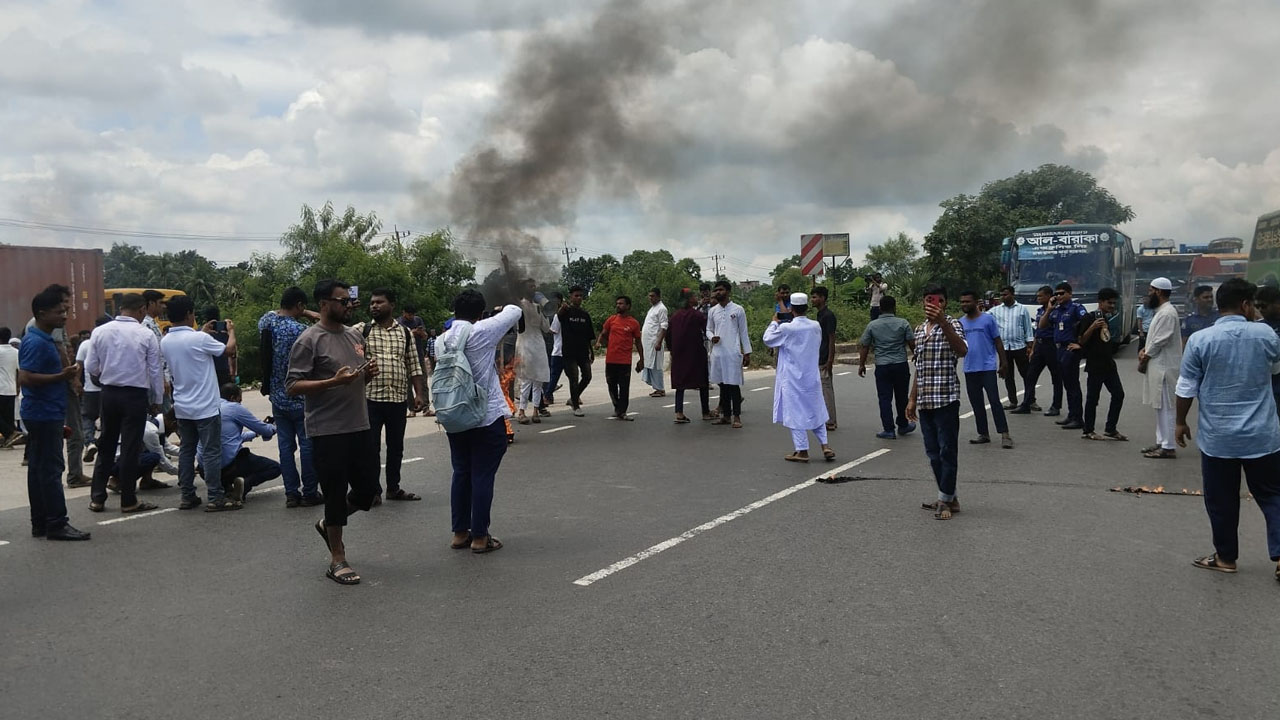 ভিপি নুরের ওপর হামলার প্রতিবাদে ঢাকা-চট্টগ্রাম মহাসড়কে ব্লকেড