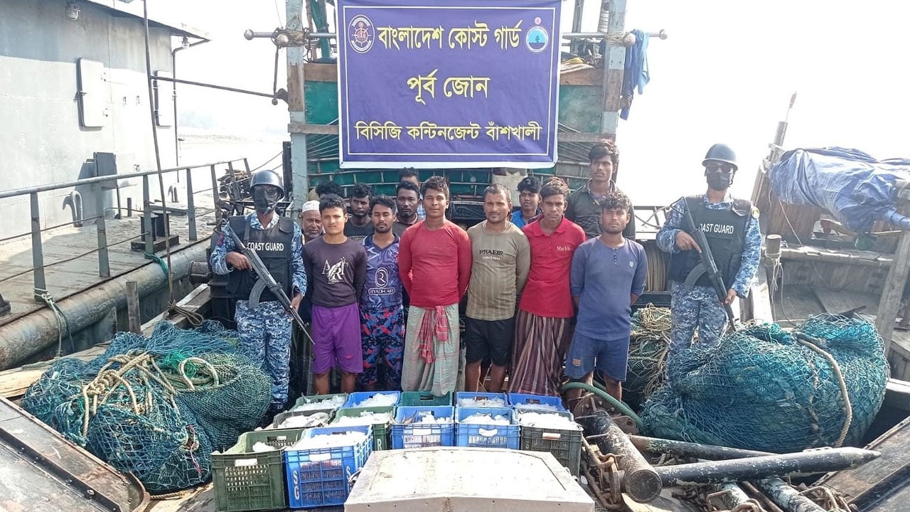 কোস্টগার্ডের অভিযান সাড়ে ৫ হাজার কেজি সামুদ্রিক মাছসহ ৫৩ জেলে আটক