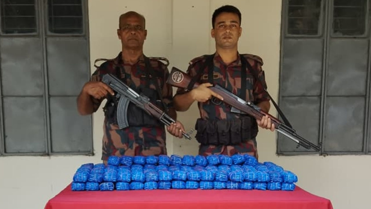 ইয়াবা ফেলে নদীতে ঝাঁপ দিলো ১২ কারবারি