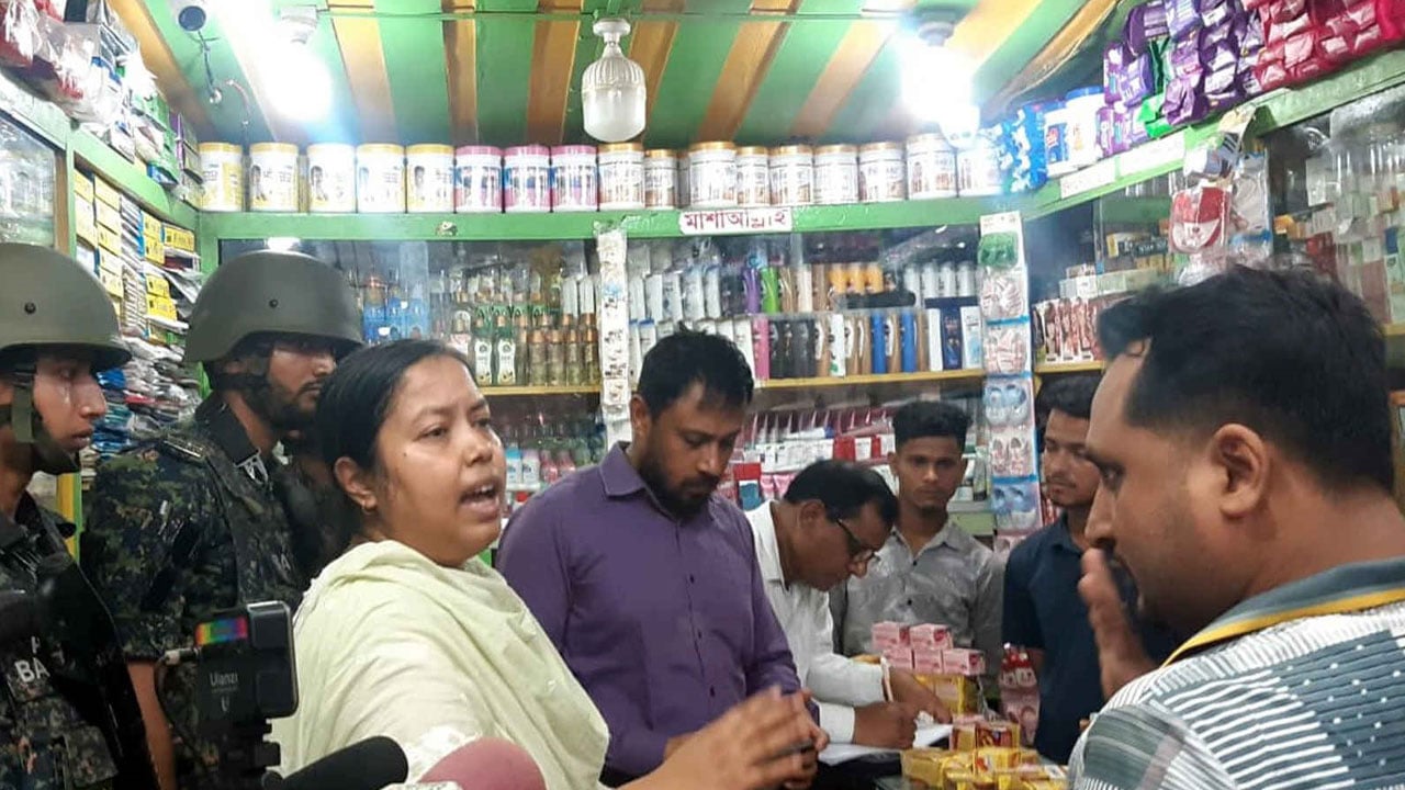 কক্সবাজার শহরে অভিযান, দোকান-রেস্তোরাঁয় জরিমানা