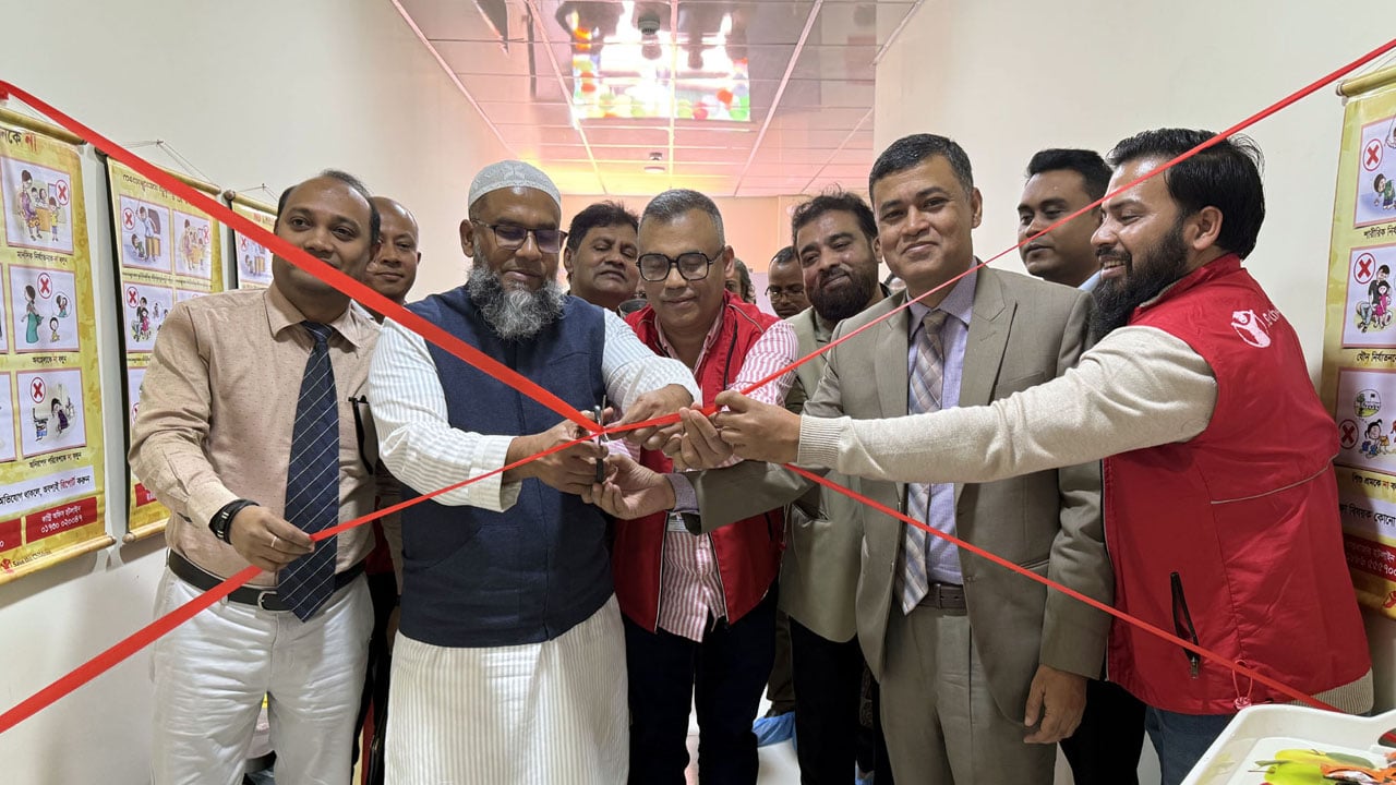 রোহিঙ্গা ক্যাম্পে  ‘সেভ দ্য চিলড্রেনে’র বিশেষায়িত হাসপাতাল চালু