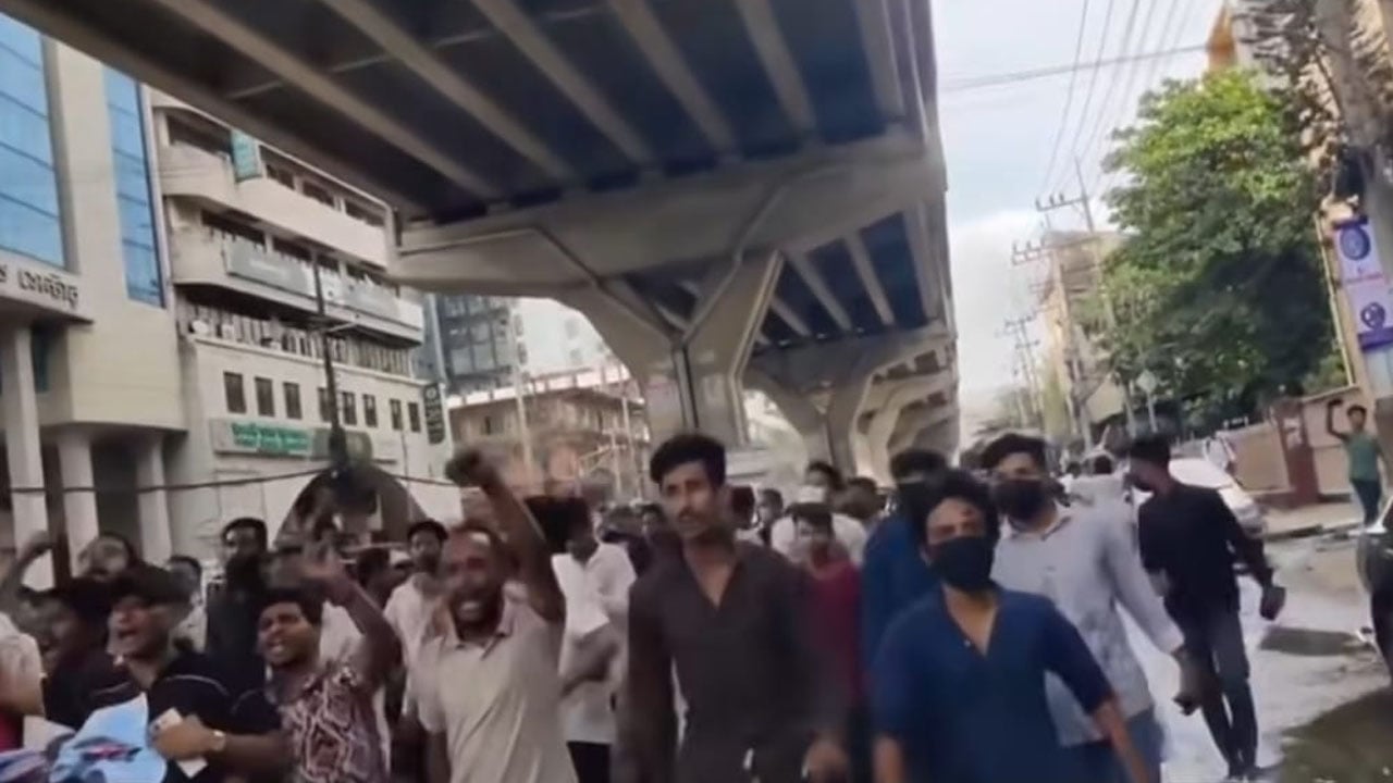দৌঁড়ে দৌঁড়ে ২৬ সেকেন্ডের ঝটিকা মিছিল নিষিদ্ধ আ.লীগের