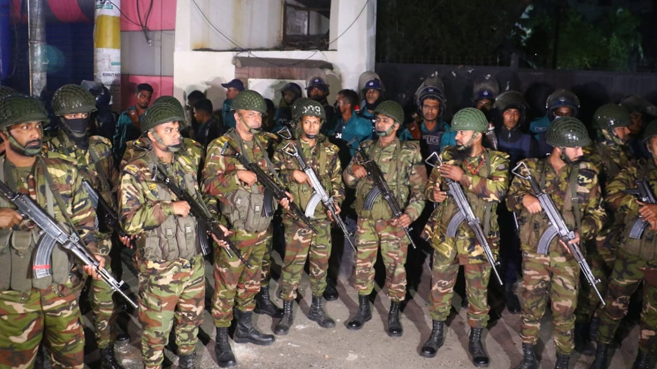 চট্টগ্রামে ভারতীয় সহকারী হাই কমিশনার কার্যালয়ের সামনে সেনাবাহিনী মোতায়েন