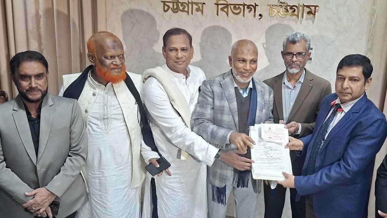 মনোনয়নপত্র জমা দিলেন গুলিবিদ্ধ সেই বিএনপি প্রার্থী এরশাদ উল্লাহ