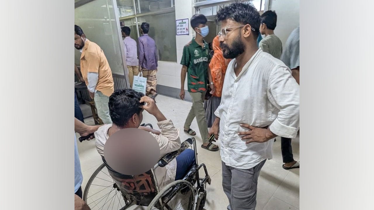 সীতাকুণ্ডে দুই সাংবাদিকের ওপর সন্ত্রাসী হামলা, গাড়ি ভাঙচুর