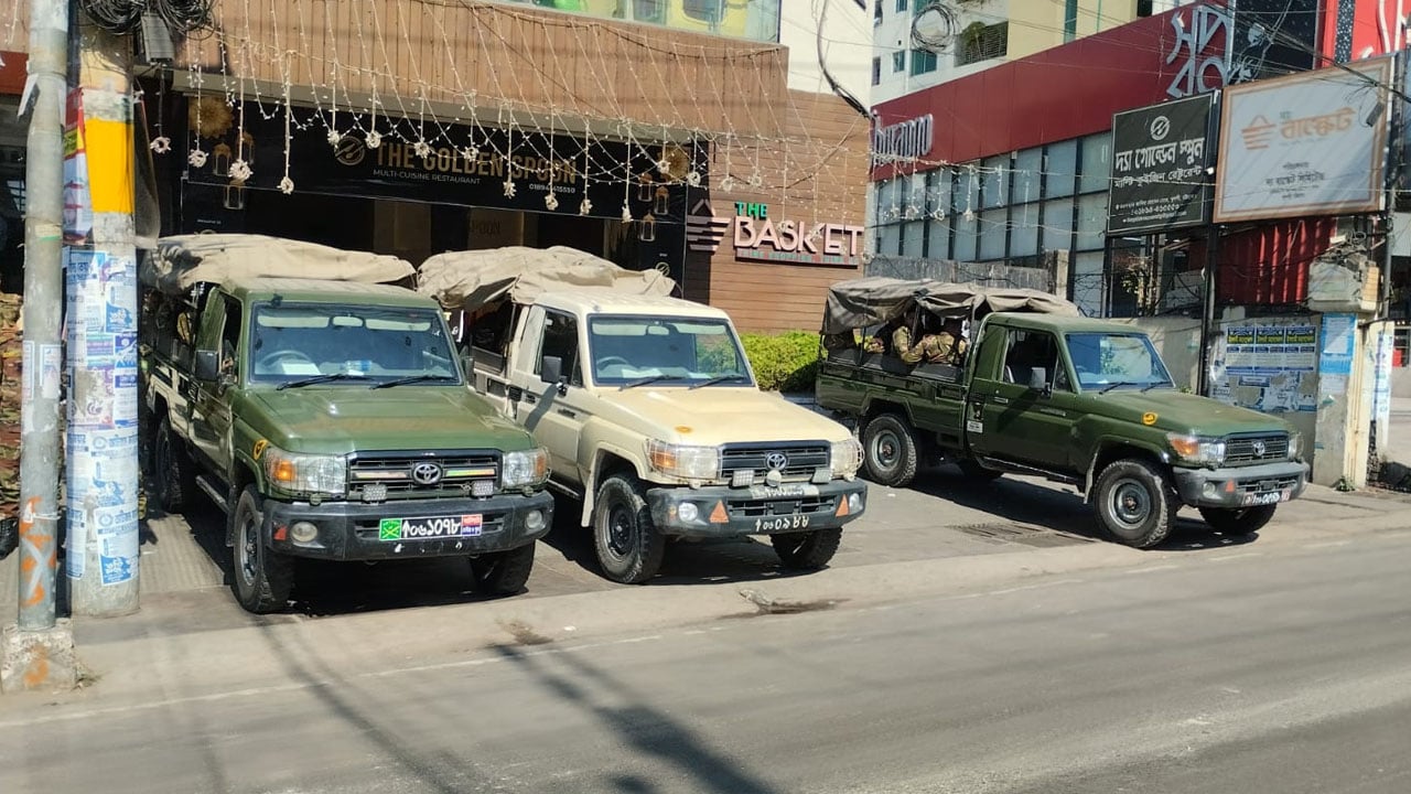 থমথমে চট্টগ্রাম নগরী: মোড়ে মোড়ে আইনশৃঙ্খলা বাহিনীর সতর্ক অবস্থান