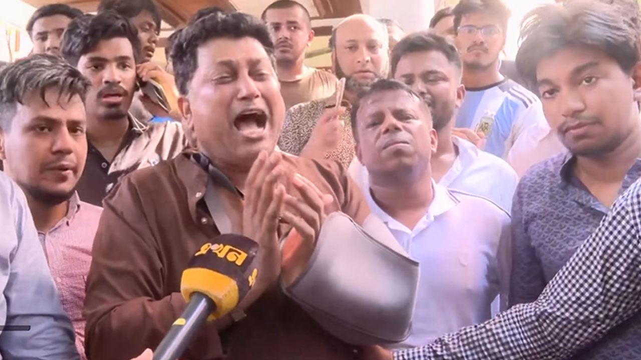 নিষিদ্ধ ছাত্রলীগ চবি শিক্ষার্থীদের দা দিয়ে কোপাচ্ছে: উপ-উপাচার্য