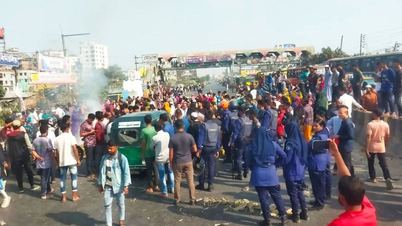 বকেয়া বেতনের দাবিতে ঢাকা-চট্টগ্রাম মহাসড়ক অবরোধ