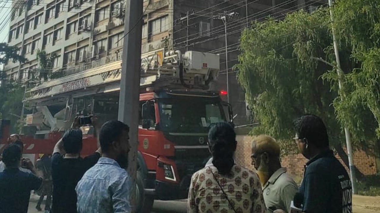 চট্টগ্রামে পোশাক কারখানায় আগুন, নিয়ন্ত্রণে ১৬ ইউনিট