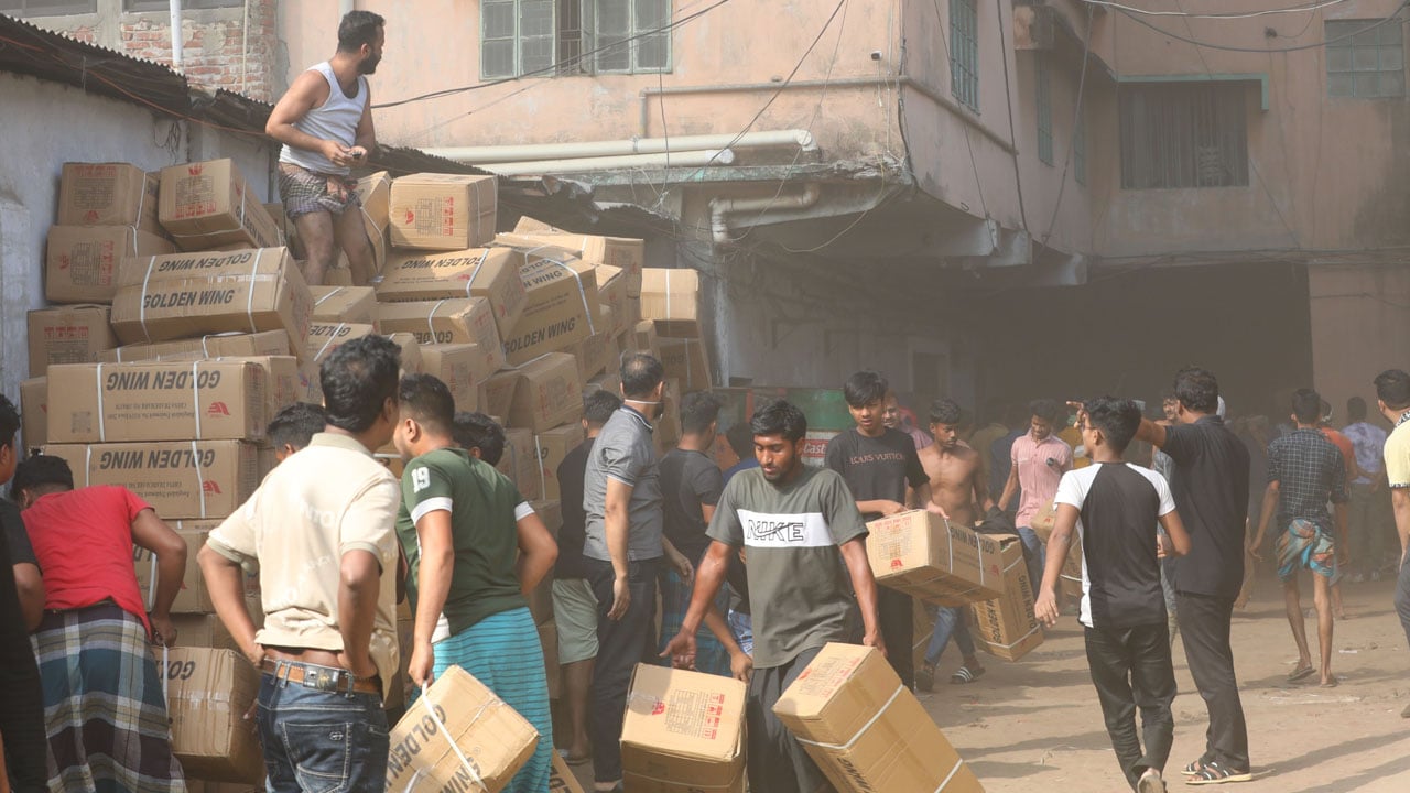 চট্টগ্রামে ৩ ঘণ্টায়ও নিয়ন্ত্রণে আসেনি কম্বলের গোডাউনের আগুন