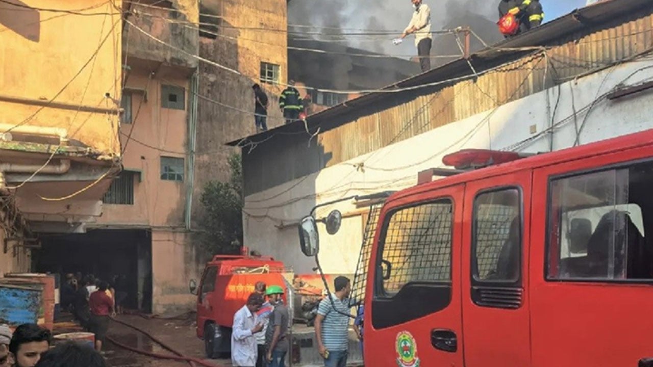 চট্টগ্রামের চকবাজারে তেলিপট্টির বহুতল ভবনে আগুন