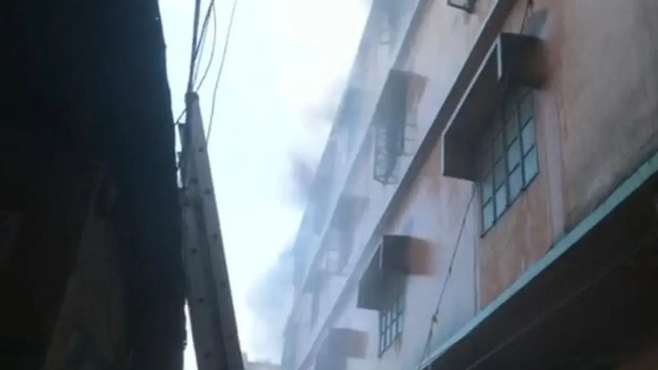 চট্টগ্রামে কম্বলের গোডাউনে আগুন, নিয়ন্ত্রণে ফায়ার সার্ভিসের ৬ ইউনিট