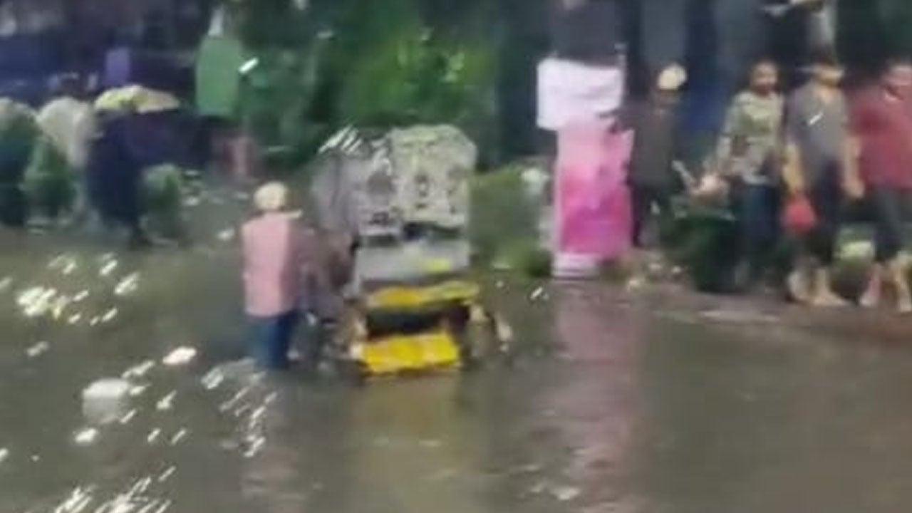 আধা ঘণ্টার বৃষ্টিতেই চট্টগ্রামে জলাবদ্ধতা, দুর্ভোগে নগরবাসী