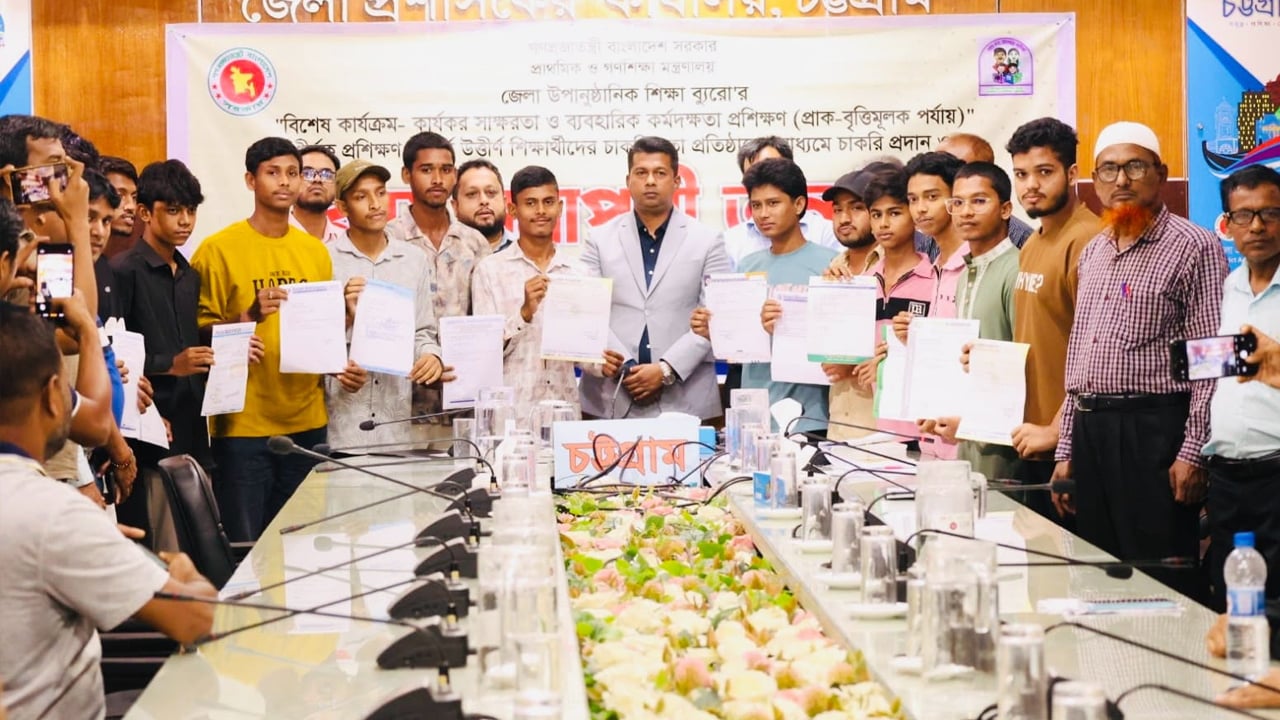 ট্রেড কোর্সে প্রশিক্ষণ শেষে চাকরি, ঝরে পড়াদের পাশে চট্রগ্রামের ডিসি