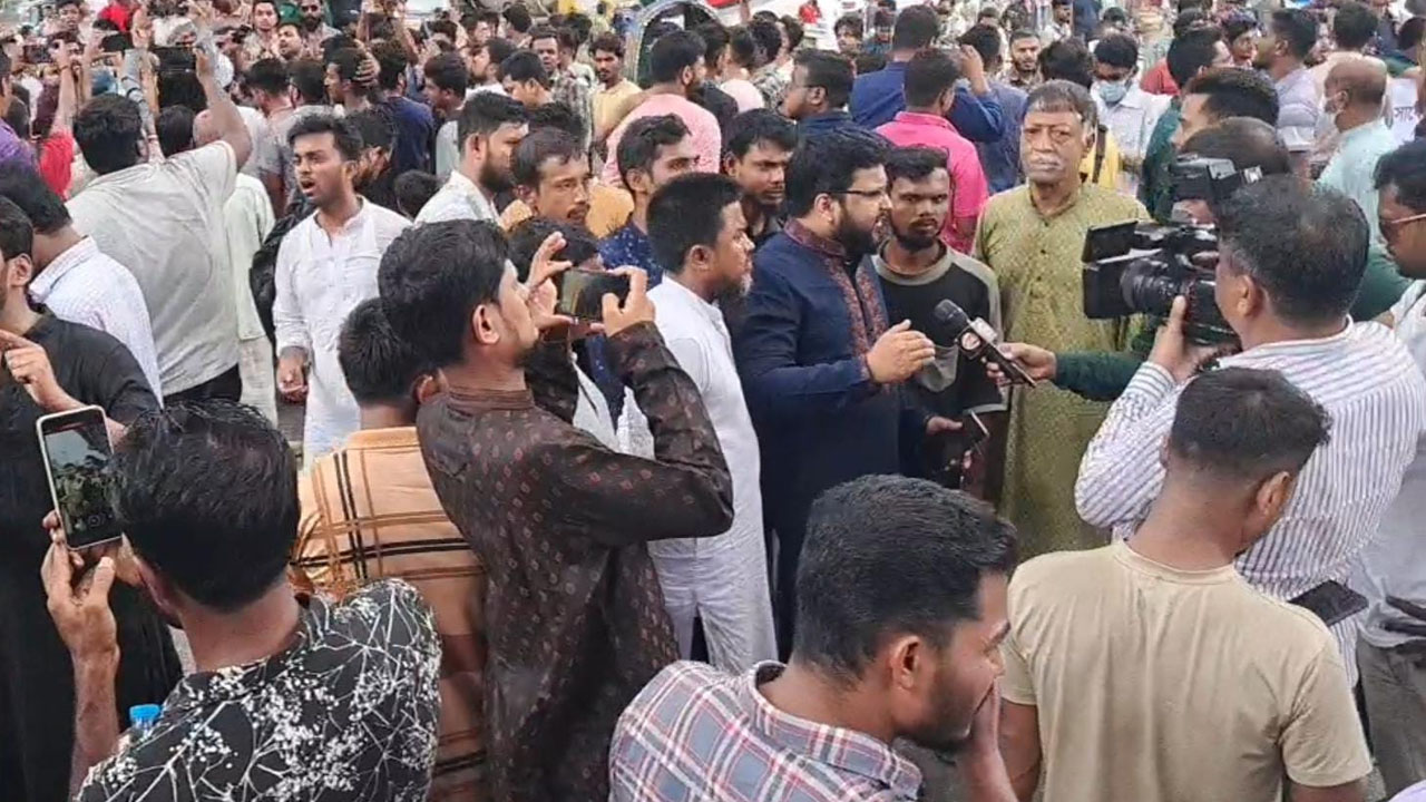 চট্টগ্রামে সড়ক অবরোধ করে গণঅধিকারের বিক্ষোভ