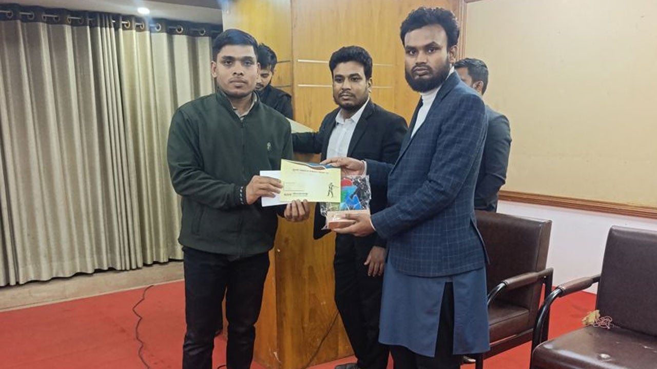 জুলাই বীরত্ব সম্মাননা পেলেন আমার দেশের এম কে মনির