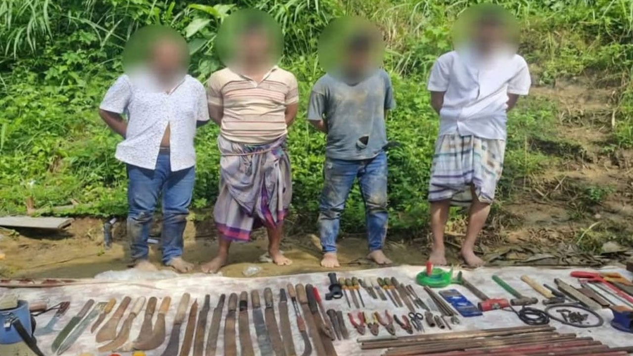 সীতাকুণ্ডে দেশীয় অস্ত্রের কারখানার সন্ধান, গ্রেপ্তার ৪