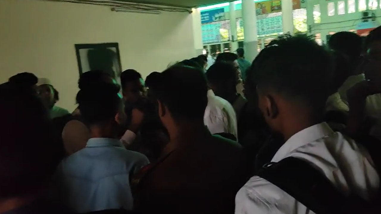 চট্টগ্রাম রেলওয়ে স্টেশনে যাত্রীদের বিক্ষোভ