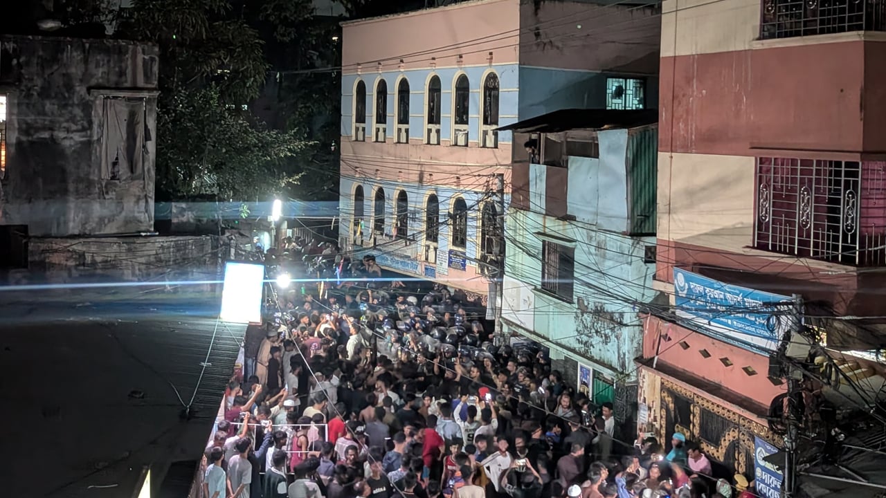 ধর্ষককে আমাদের হাতে তুলে দিন: জনতা