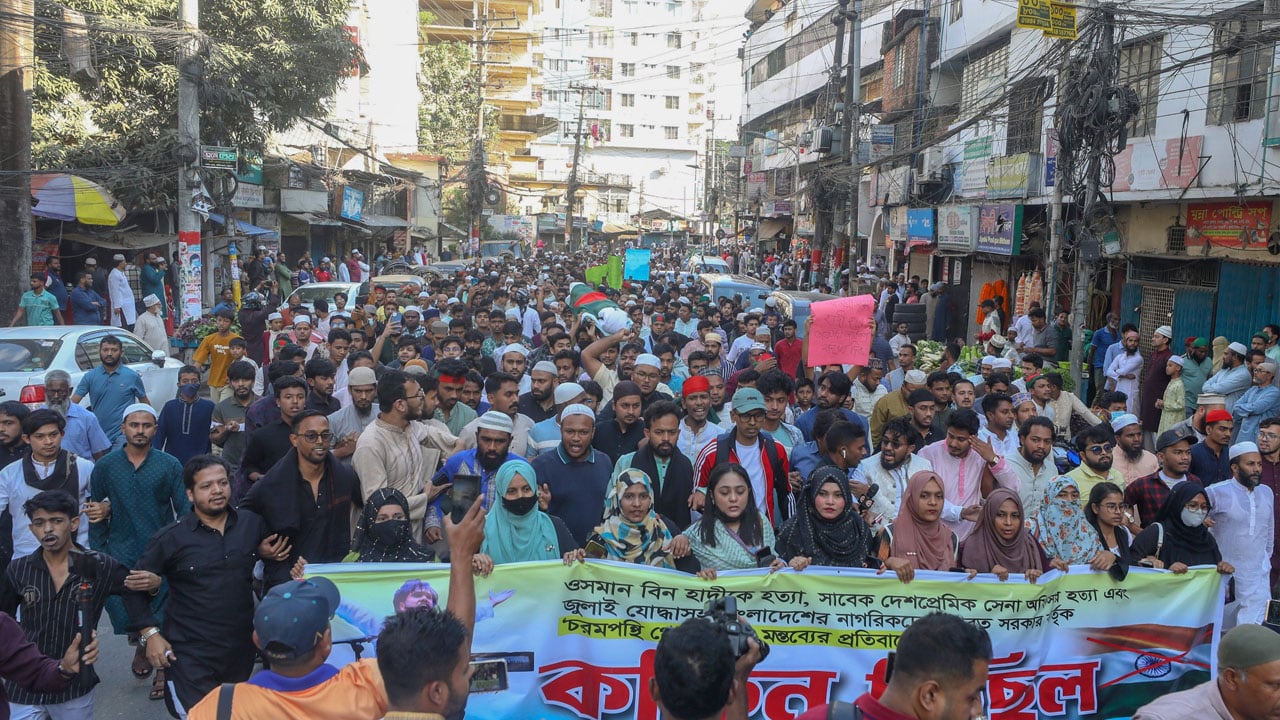 হাদি হত্যার প্রতিবাদে বিক্ষোভে উত্তাল চট্টগ্রাম