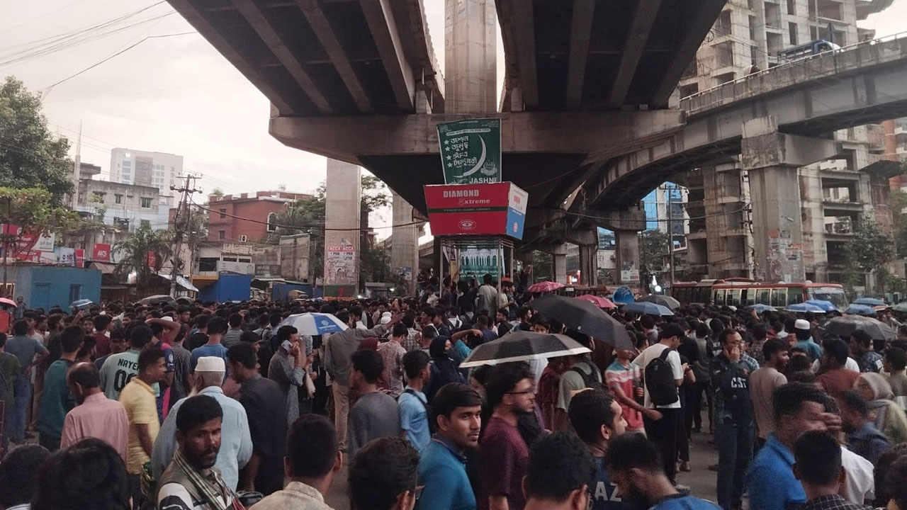ঢাকায় হামলার প্রতিবাদে চট্টগ্রামে সড়ক অবরোধ