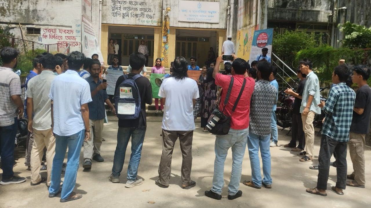 চবির প্রক্টরিয়াল বডির পদত্যাগসহ সাত দফা দাবি শিক্ষার্থীদের