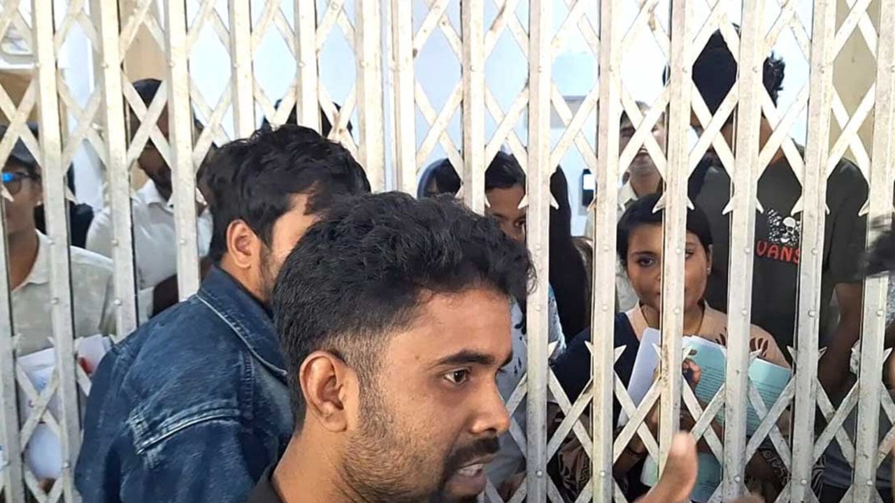 চবি উপ-উপাচার্যের বিতর্কিত মন্তব্য ঘিরে প্রশাসনিক ভবনে তালা