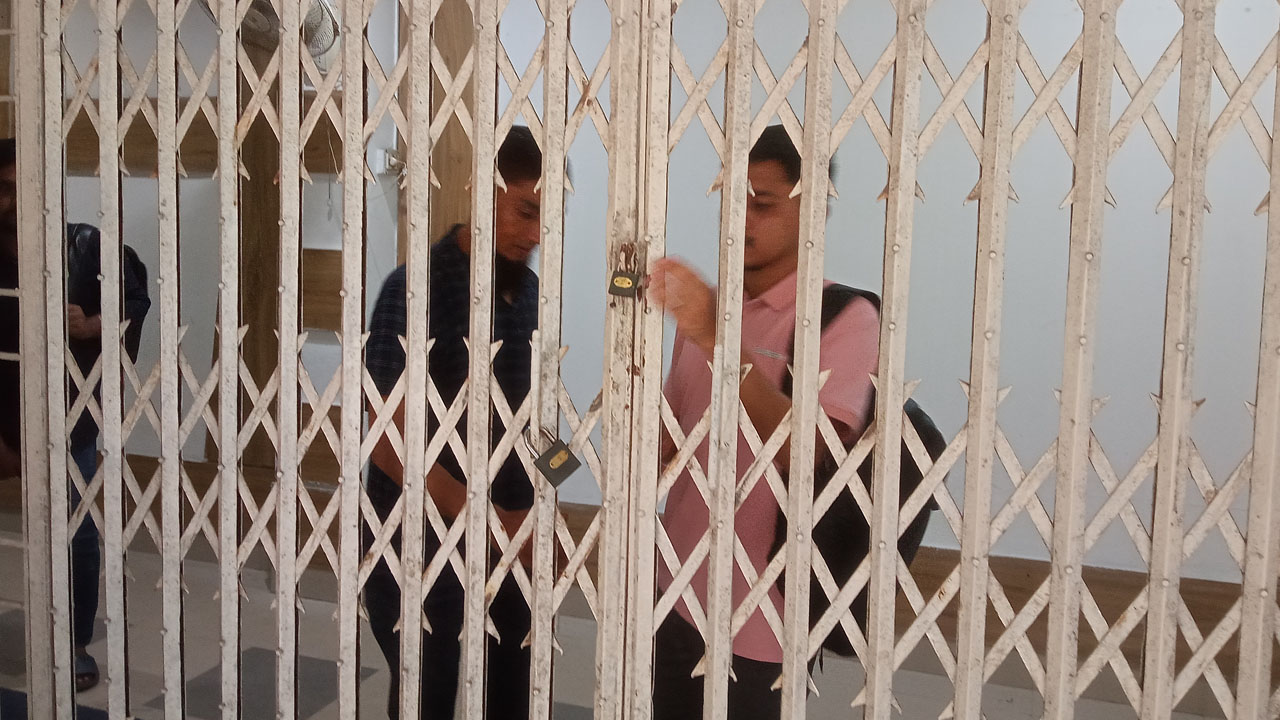 শতভাগ আবাসনের দাবিতে চবির প্রশাসনিক ভবনে তালা
