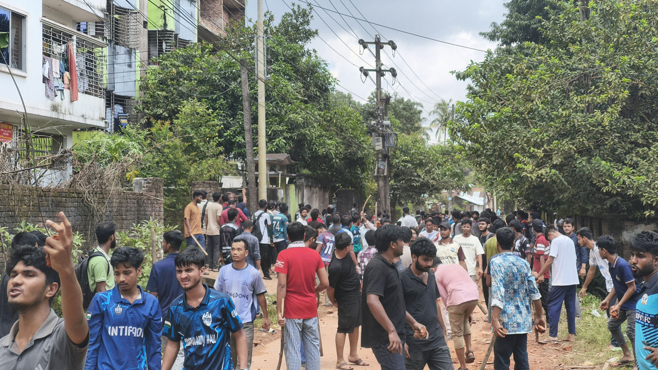 চবি শিক্ষার্থী-স্থানীয়দের তুমুল সংঘর্ষেও নেই সেনা-পুলিশ