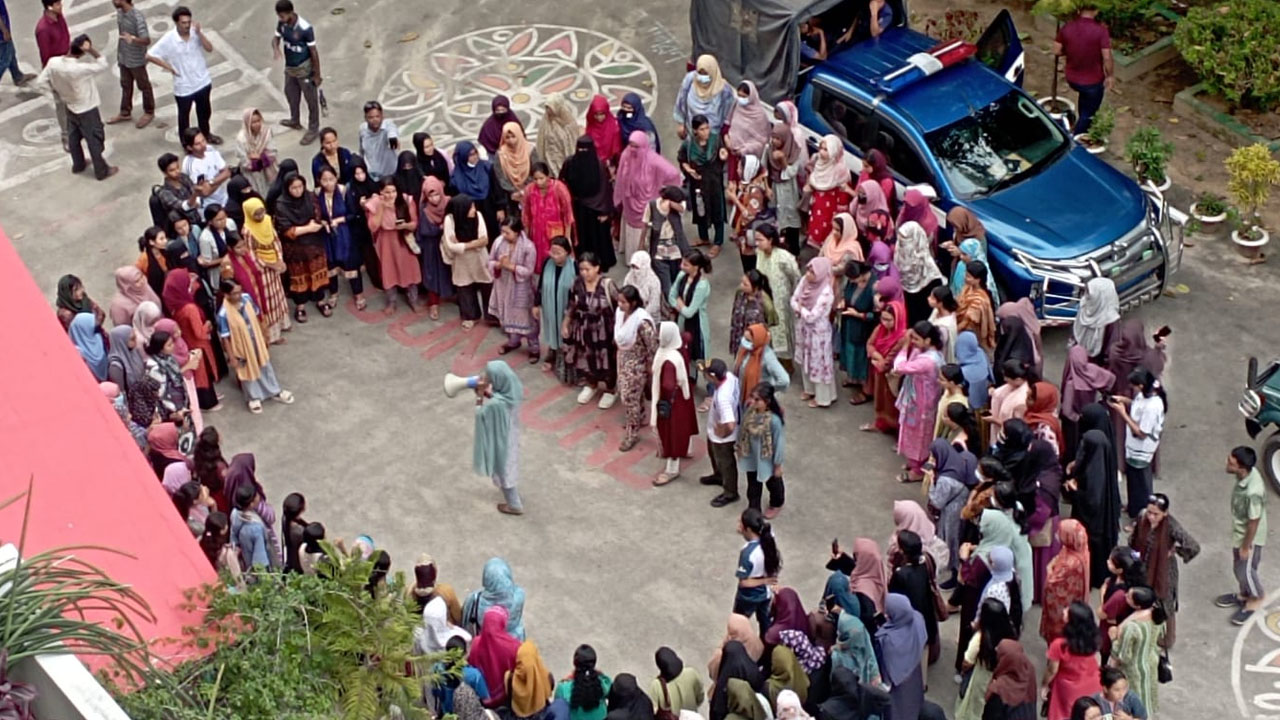 চবি উপাচার্যের বক্তব্যের প্রতিবাদে নারী শিক্ষার্থীদের বিক্ষোভ