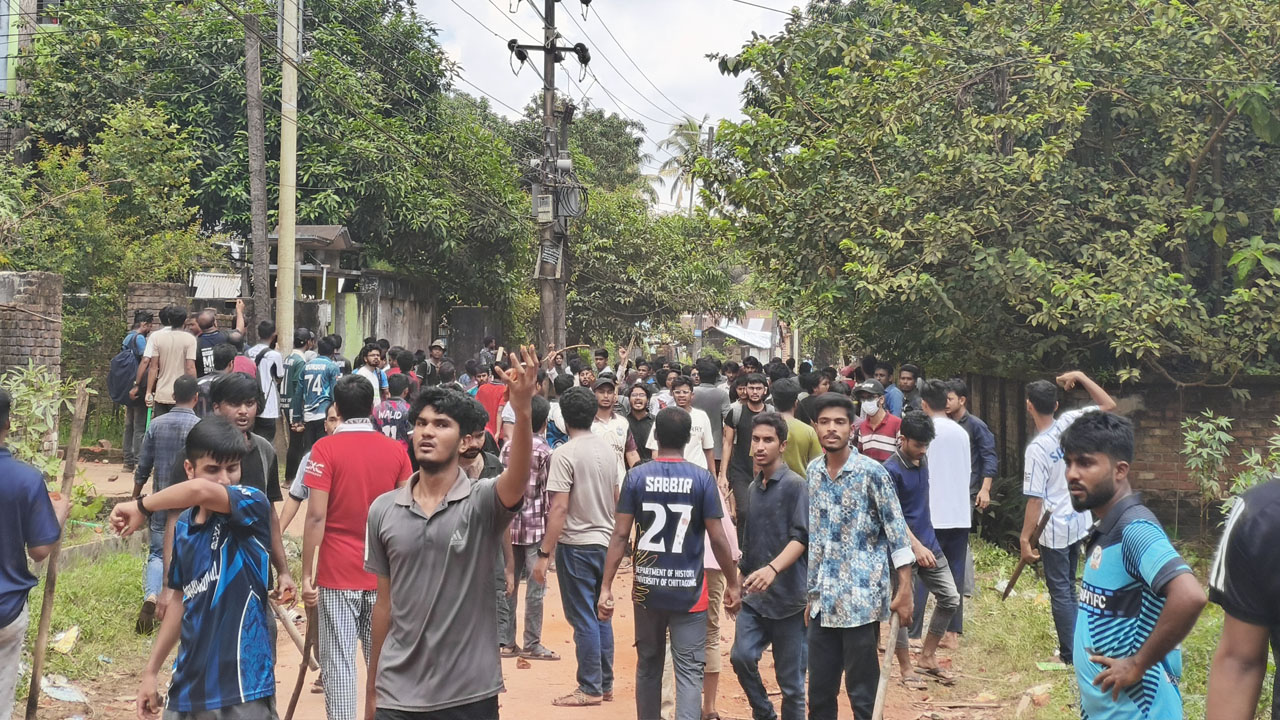 চবি শিক্ষার্থীদের ওপর আবারো স্থানীয়দের হামলা, আহত ১৫