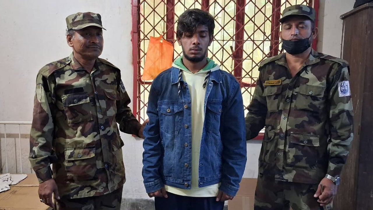 চবিতে আবারো ভুয়া শিক্ষার্থী আটক