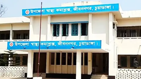 জীবননগরে ময়লা ফেলার প্রতিবাদ করায় চারজনকে কুপিয়ে জখম