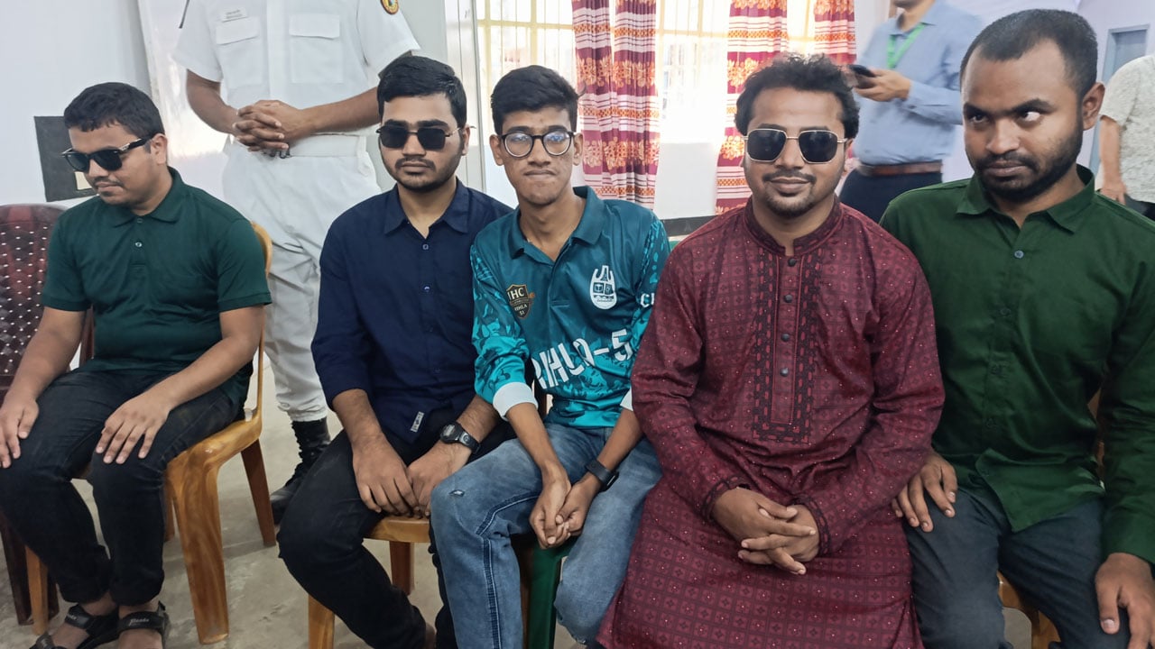 চাকসু নির্বাচন: বন্ধুর ওপরই ভরসা প্রতিবন্ধী ভোটারদের