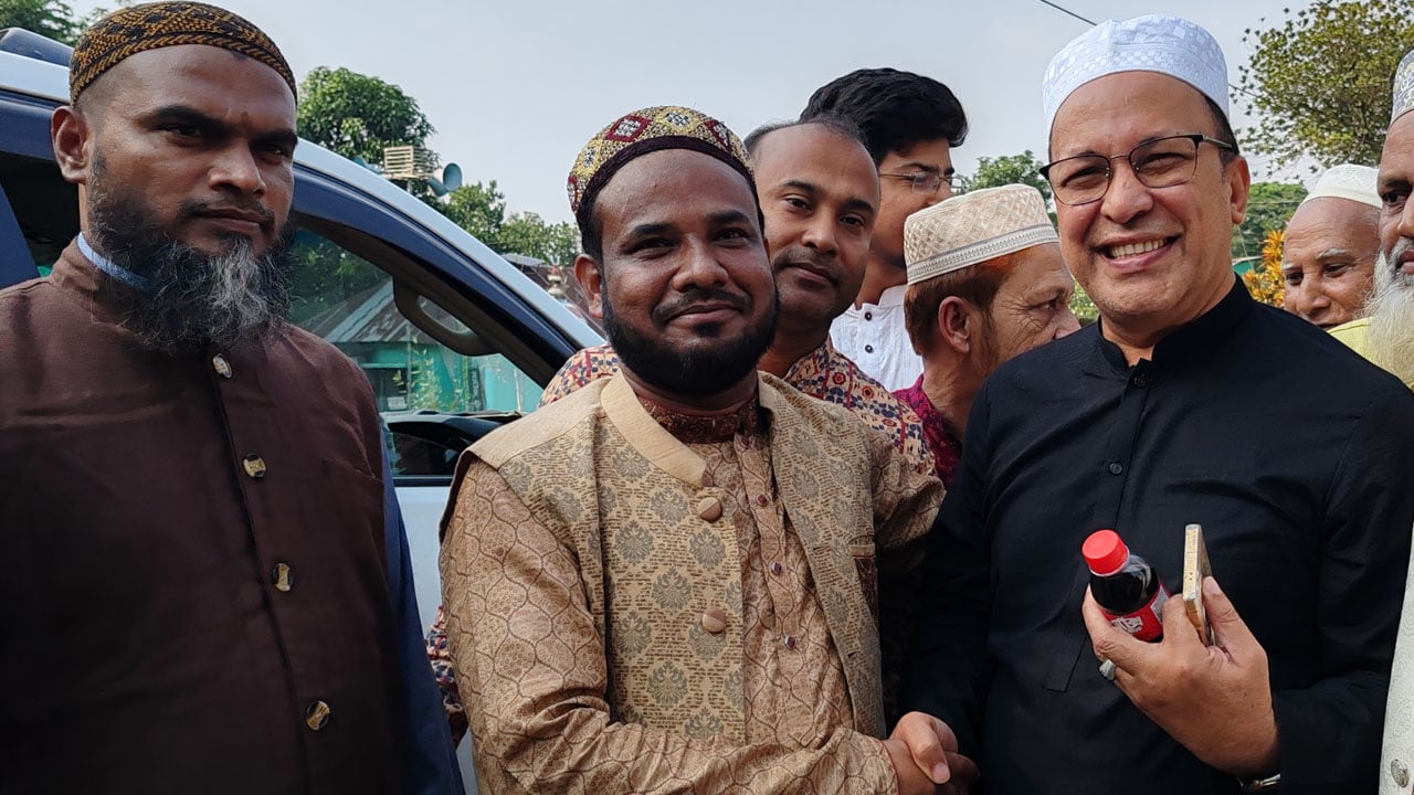 কোলাকুলি করে প্রশংসায় ভাসছেন বিএনপি-জামায়াত প্রার্থী