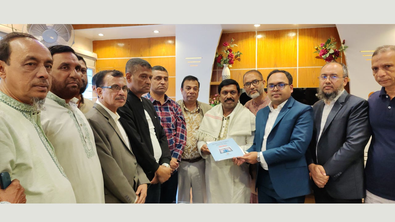 কুমিল্লা- ৫ আসনে বিএনপি প্রার্থীর মনোনয়নপত্র সংগ্রহ