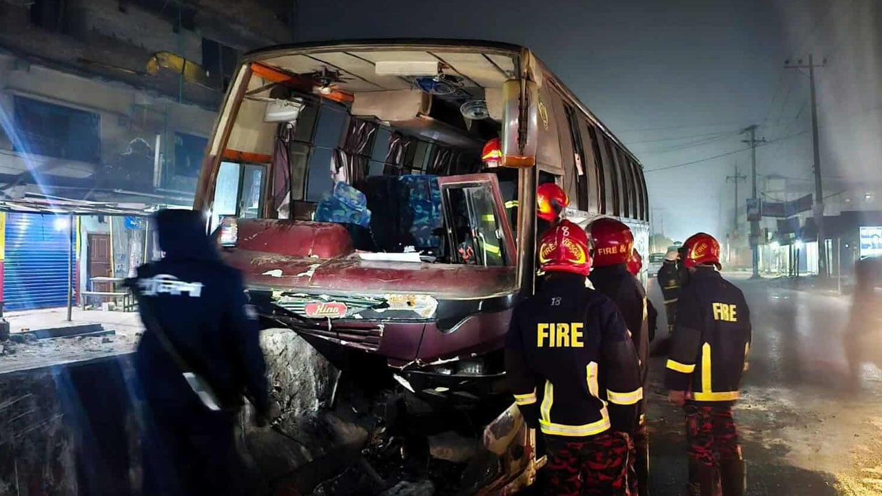 সড়ক বিভাজকের ওপর বাস, আহত বিএনপির ৩২ নেতাকর্মী