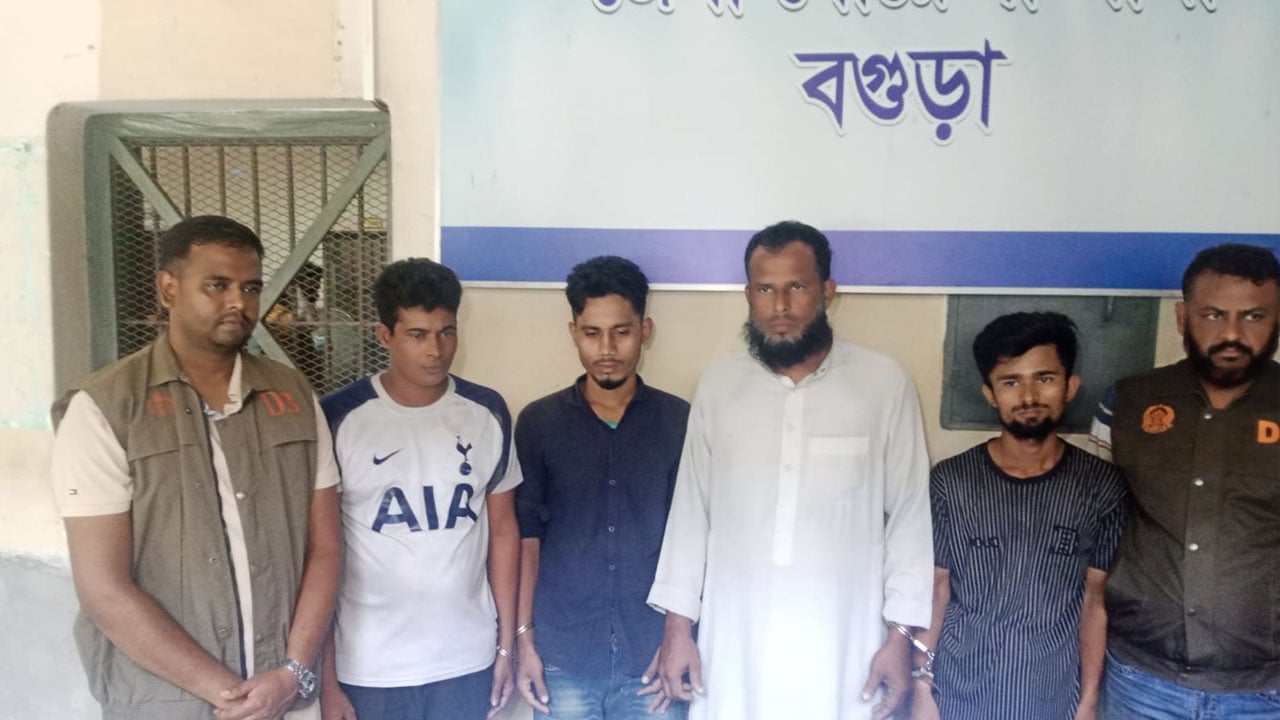 বগুড়ায় আন্তঃজেলা ডাকাত চক্রের ৫ সদস্য গ্রেপ্তার