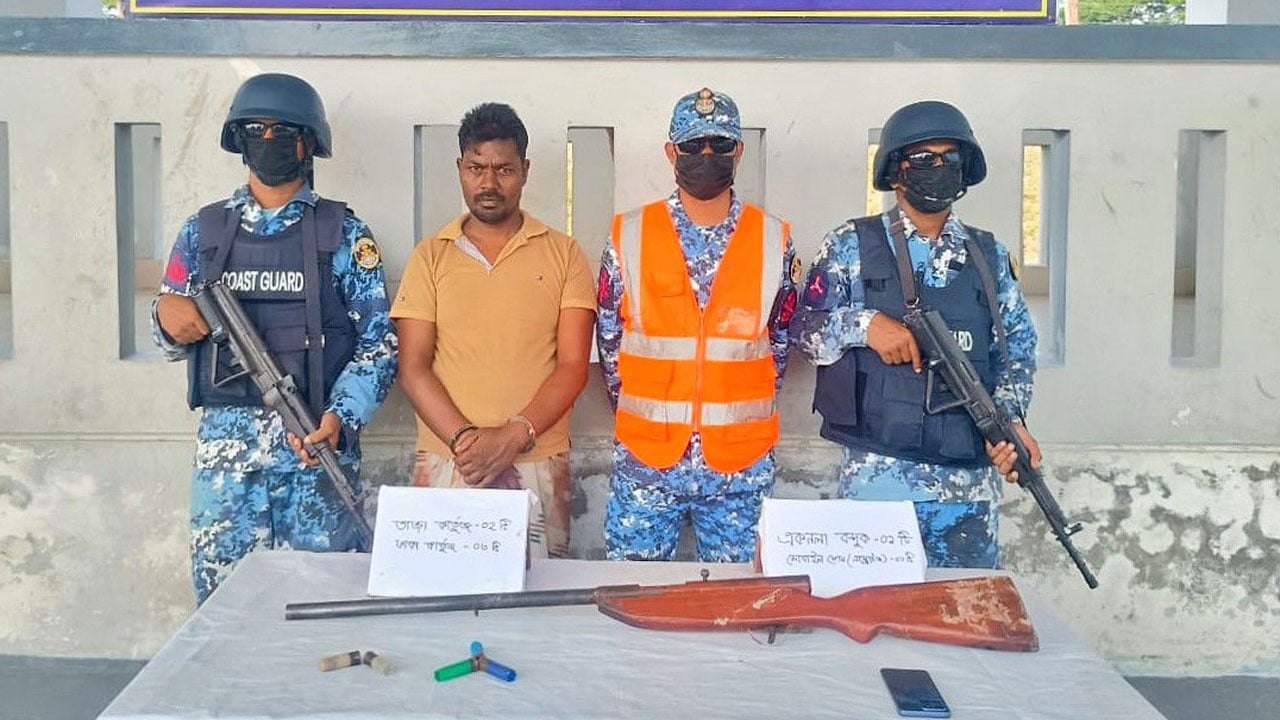 অস্ত্র-গোলাবারুদসহ সুন্দরবনের ডাকাত আটক