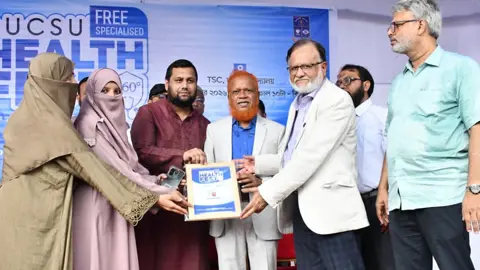 ডাকসু হেলথ ক্যাম্পে প্রথম দিনেই সেবা নিলেন ৩ হাজার শিক্ষার্থী