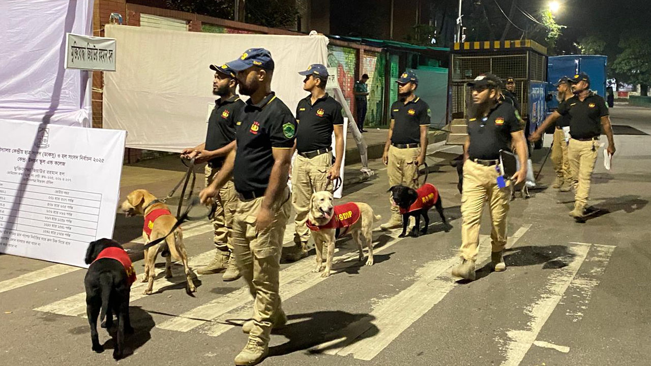 ডাকসু নির্বাচন: নিরাপত্তা নিশ্চিত করতে র‍্যাবের ডগ স্কোয়াড টহল